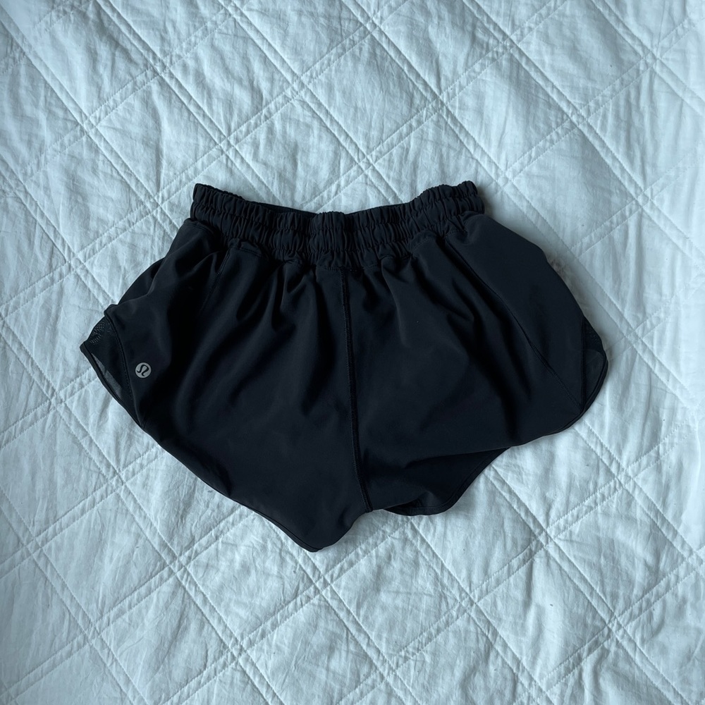 lululemon black hotty hot short - low rise 2.5